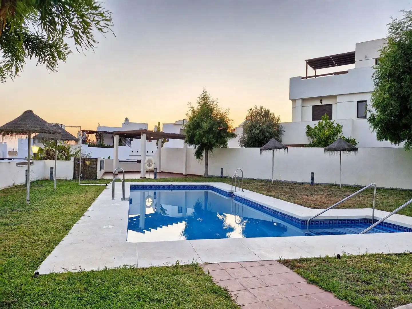 Detached house with terrace for sale in Avenida Amatista