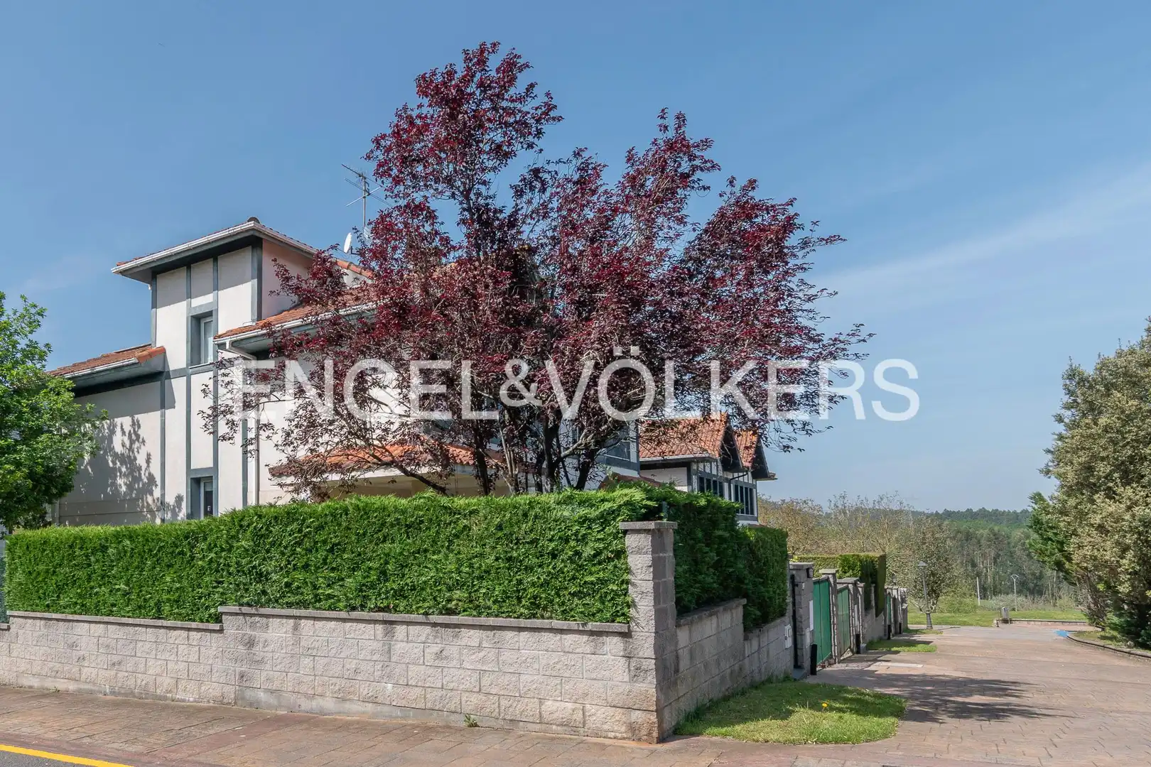 Außenansicht von Einfamilien-Reihenhaus zum Verkauf in Gamiz-Fika mit Heizung, Privatgarten und Terrasse
