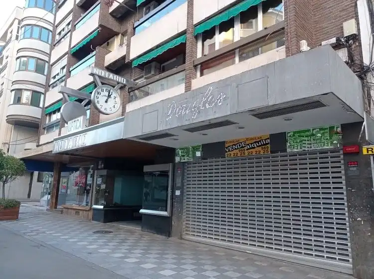 Local comercial de lloguer a Calle Carretería 44