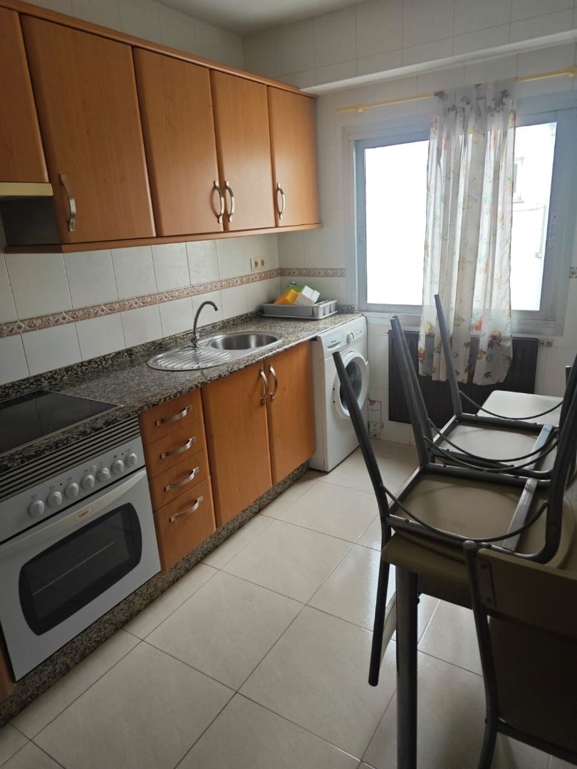 Cuina de Pis de lloguer en A Coruña Capital  amb Calefacció, Parquet i Moblat