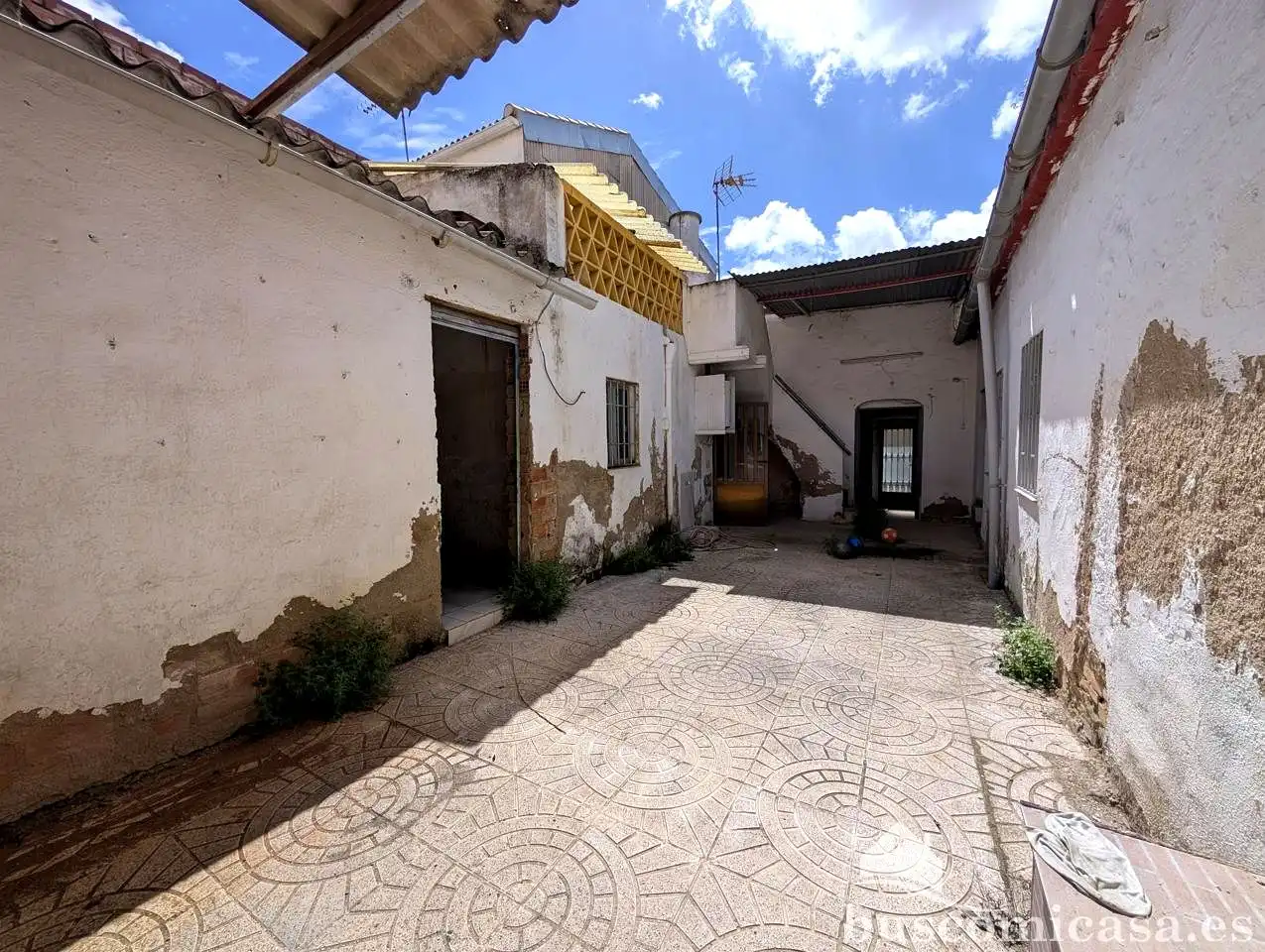 Vista exterior de Casa o xalet en venda en Linares amb Terrassa i Traster