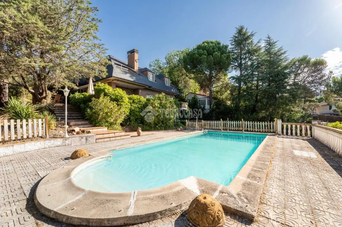 Außenansicht von Haus oder Chalet zum Verkauf in Torrelodones mit Heizung, Privatgarten und Terrasse