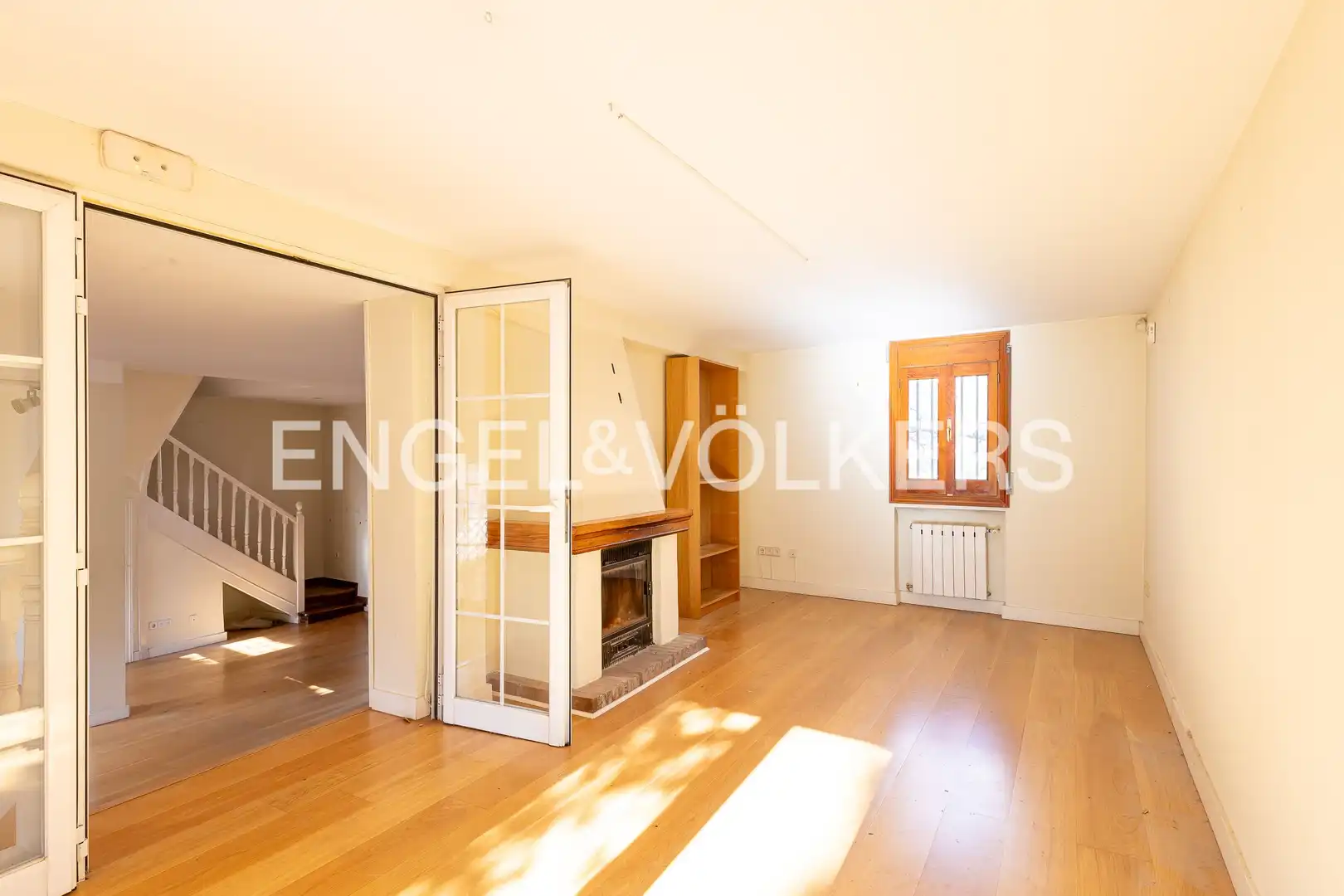 Wohnzimmer von Einfamilien-Reihenhaus zum Verkauf in Madrid mit Klimaanlage, Heizung und Privatgarten
