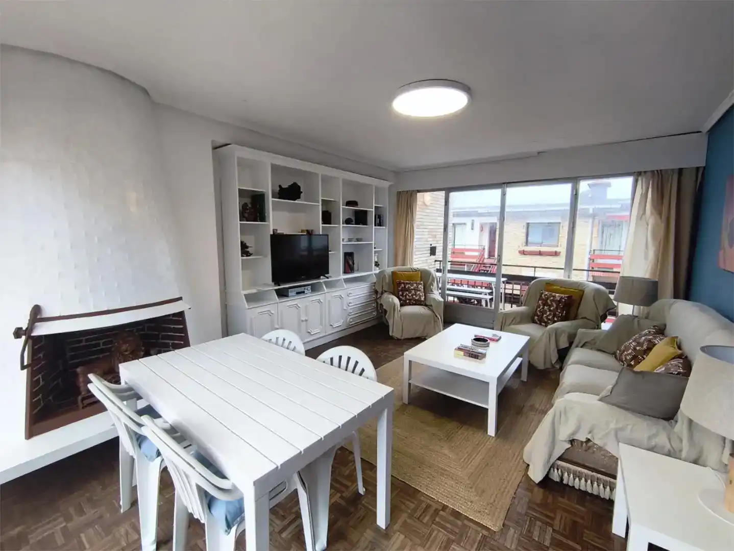 Sala d'estar de Àtic en venda en Laredo amb Parquet i Moblat
