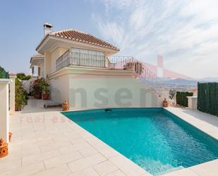Vista exterior de Casa o xalet en venda en Vélez-Málaga amb Aire condicionat, Terrassa i Piscina