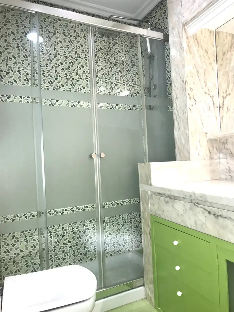 Baño de Casa adosada en venta en Plasencia con Aire acondicionado, Calefacción y Jardín privado