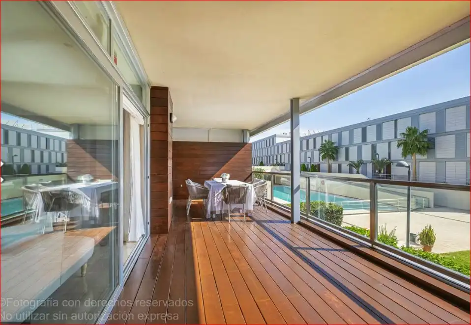 Terrasse von Wohnung zum Verkauf in Manilva mit Klimaanlage, Heizung und Privatgarten