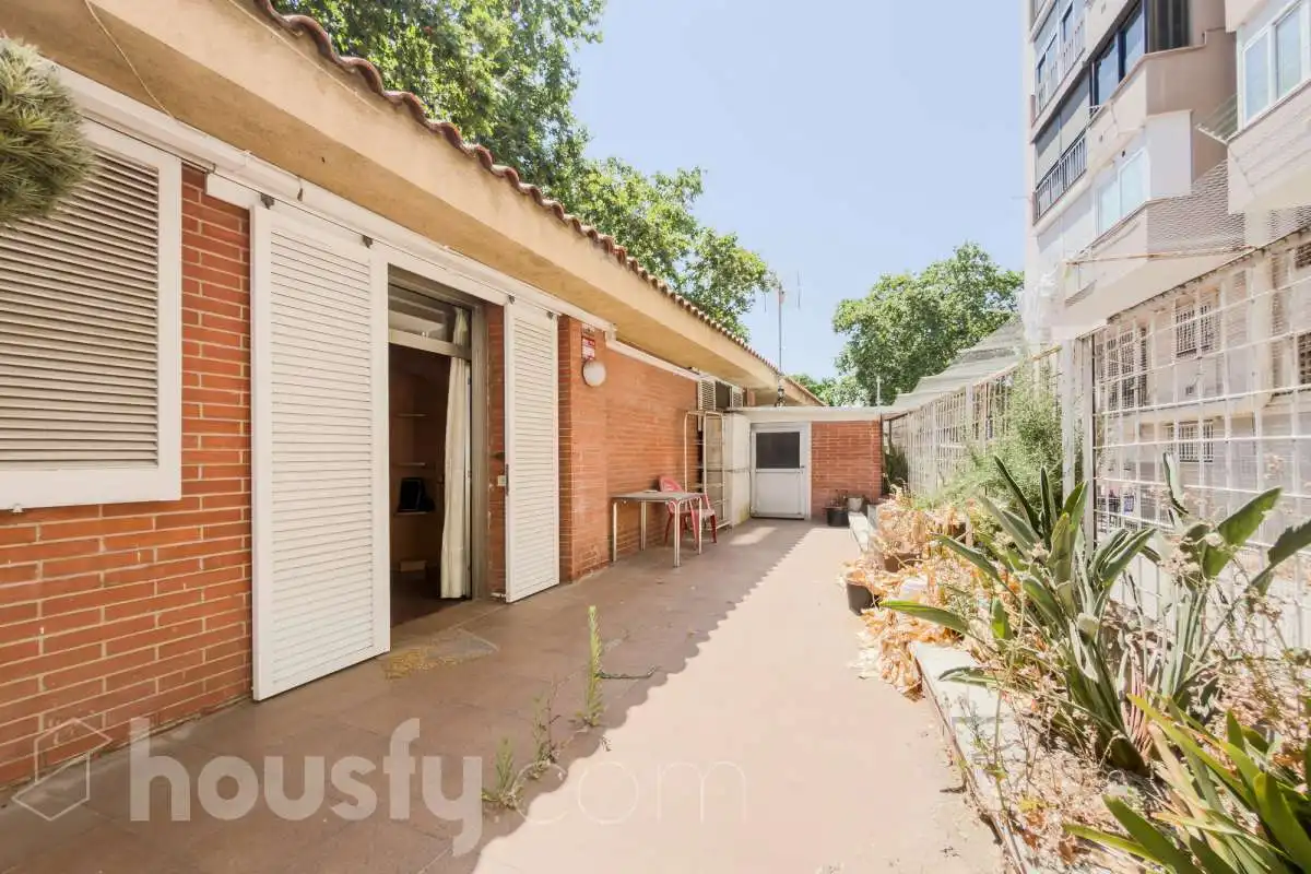 Vista exterior de Casa o xalet en venda en Barcelona amb Jardí privat, Terrassa i Traster