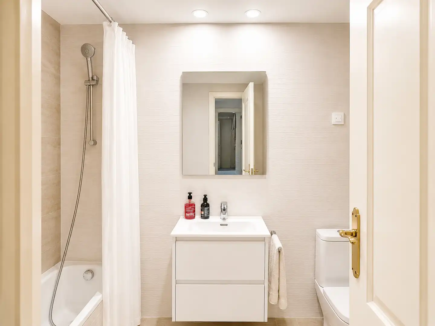 Bathroom of Flat for sale in Málaga  with Air Conditioner, Private garden and Terrace