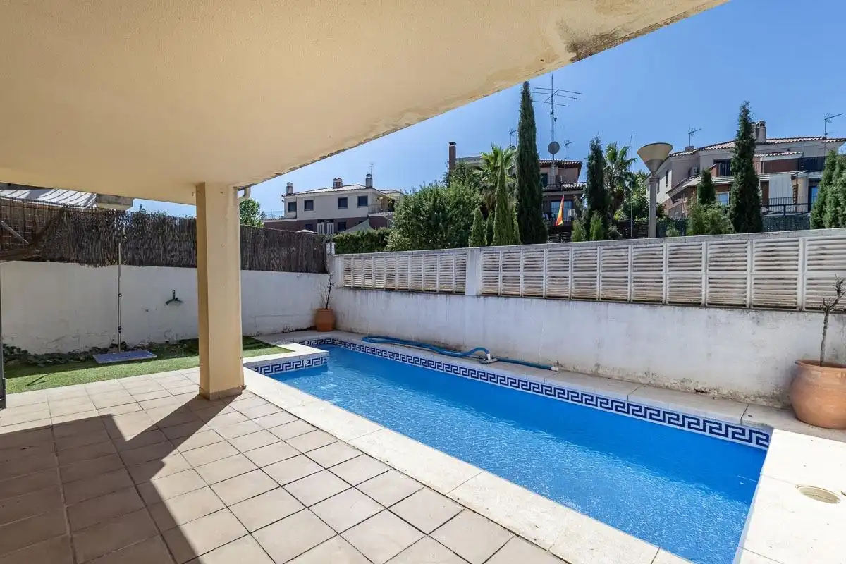 Piscina de Casa o chalet en venta en Albolote con Aire acondicionado, Calefacción y Jardín privado