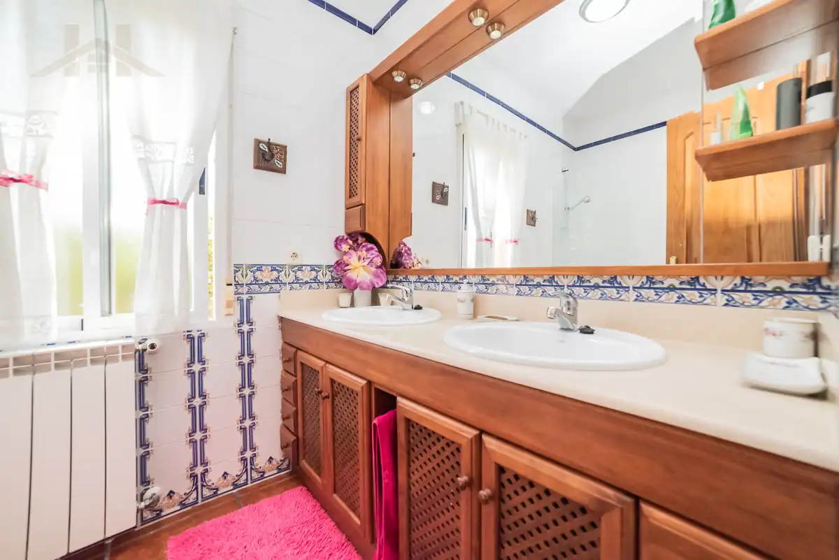 Bany de Casa o xalet en venda en Sevilla la Nueva amb Calefacció, Jardí privat i Piscina