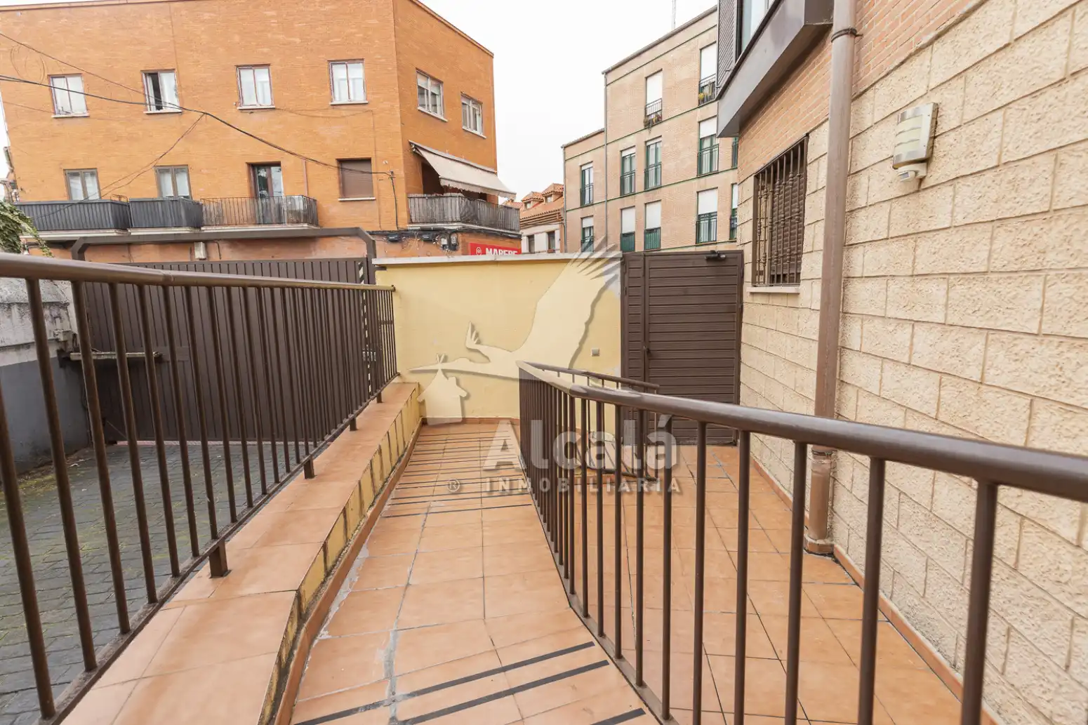 Vista exterior de Pis en venda en Alcalá de Henares amb Calefacció