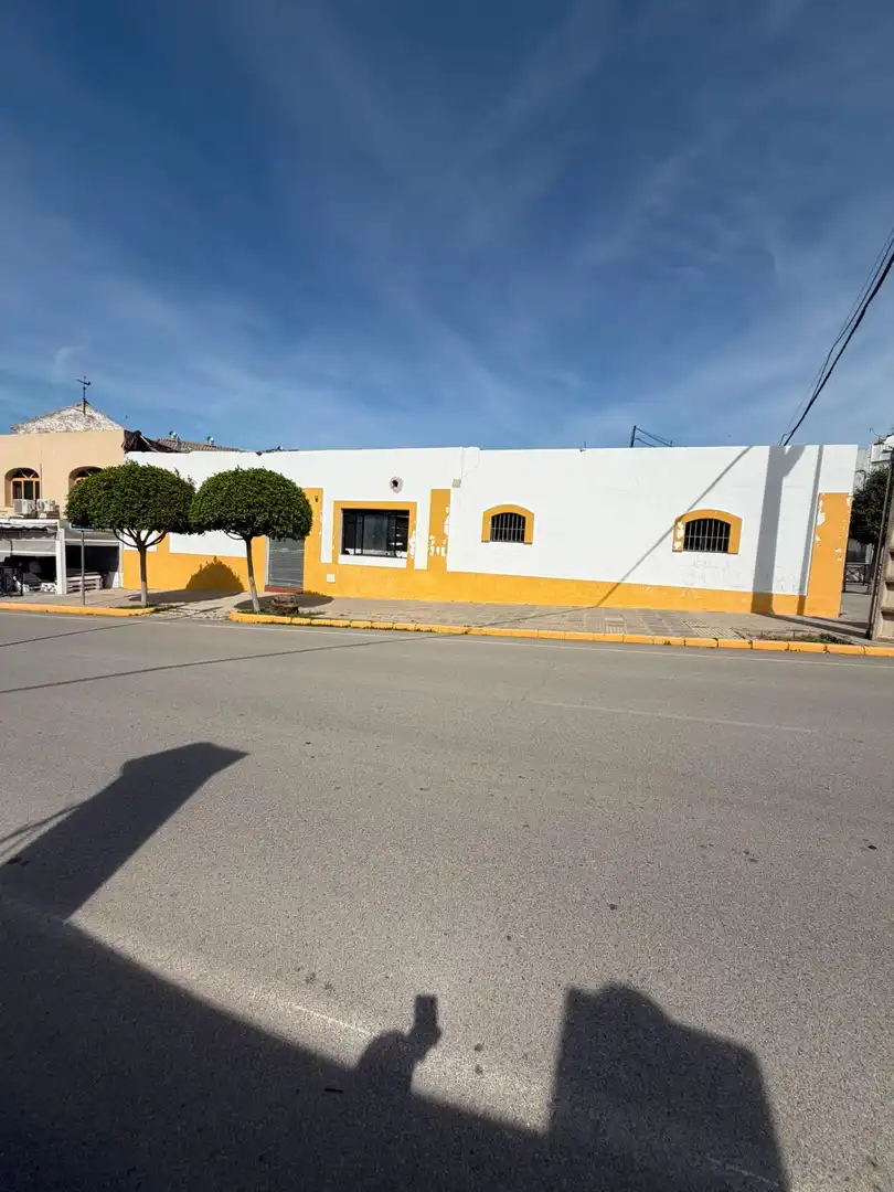 Vista exterior de Local en venta en El Coronil