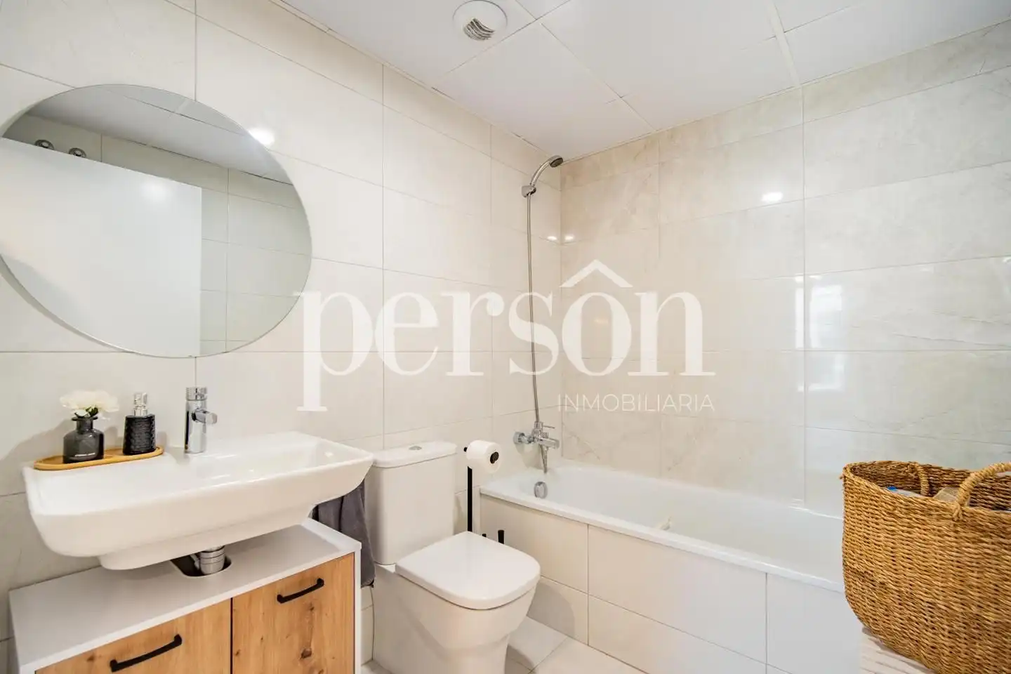 Bathroom of Duplexes for sale in La Pobla de Vallbona  with Air Conditioner, Heating and Terrace