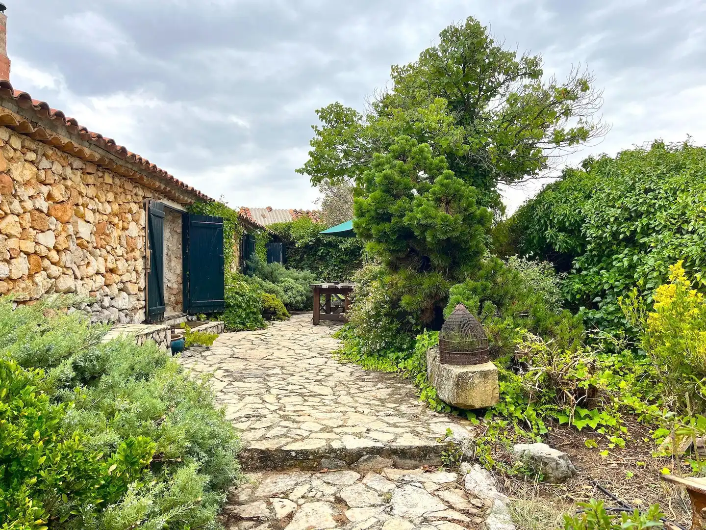 Jardí de Finca rústica en venda en Bea amb Calefacció, Terrassa i Moblat