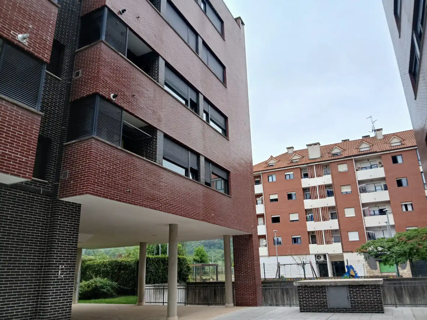 Vista exterior de Piso en venta en Medio Cudeyo con Calefacción, Parquet y Balcón