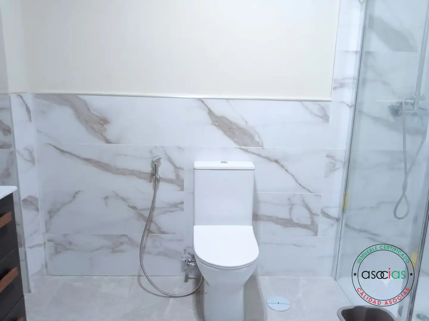 Baño de Piso de alquiler en Gijón  con Jardín privado, Parquet y Terraza