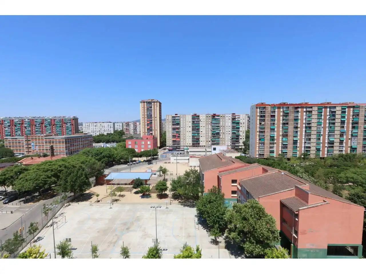 Exterior view of Flat for sale in L'Hospitalet de Llobregat