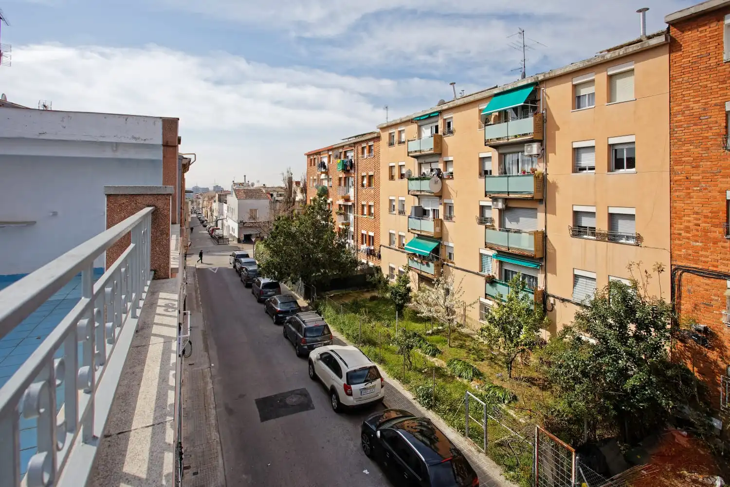 Vista exterior de Casa adosada en venta en Terrassa con Terraza, Horno y Lavadora