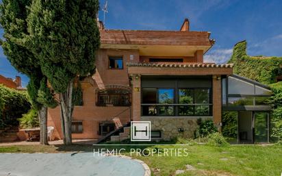 Vista exterior de Casa o xalet en venda en Pozuelo de Alarcón amb Calefacció, Jardí privat i Terrassa