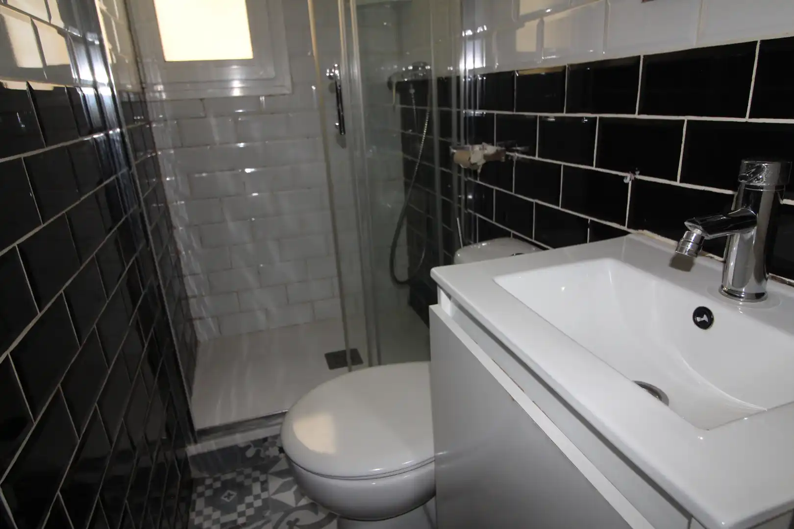 Bathroom of Flat for sale in Madrid