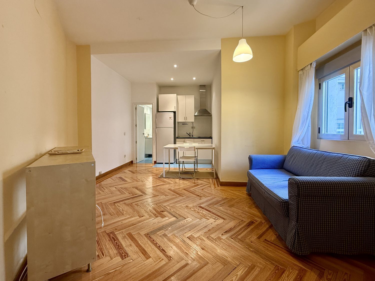 Living room of Flat to rent in  Madrid Capital  with Air Conditioner, Heating and Parquet flooring