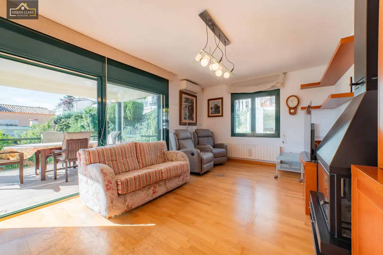 Sala de estar de Casa o chalet en venta en Sant Vicenç de Montalt con Jardín privado, Parquet y Piscina comunitaria