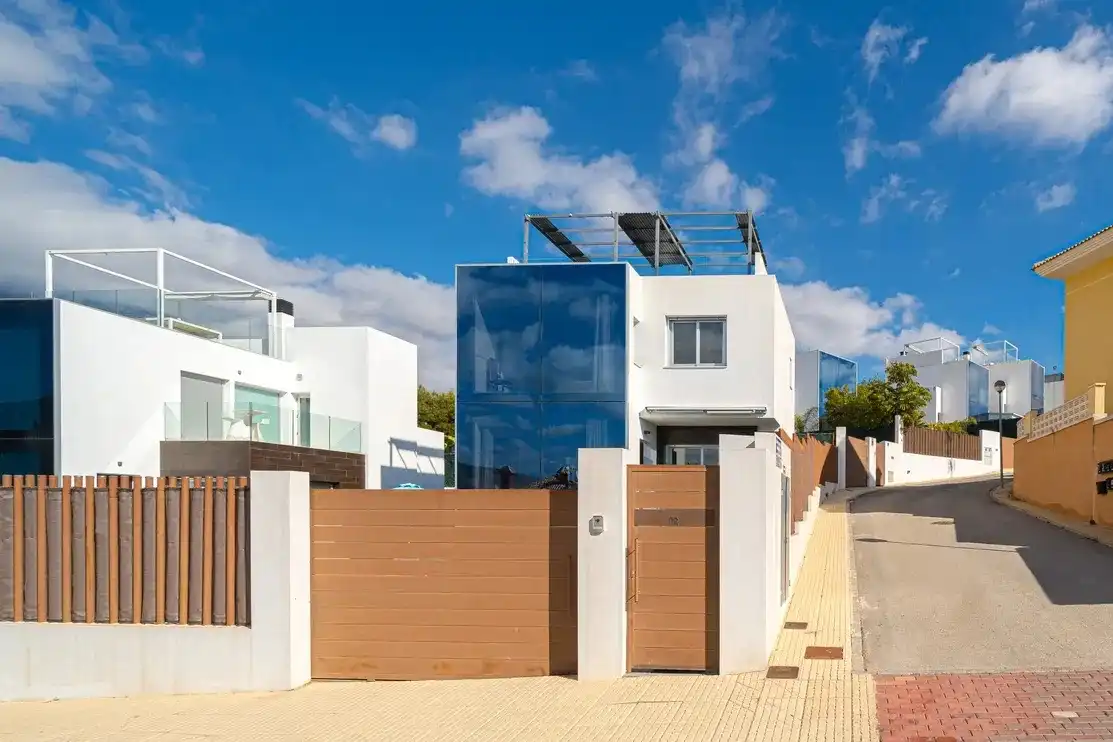 Vista exterior de Casa o chalet en venta en Finestrat con Aire acondicionado, Calefacción y Jardín privado