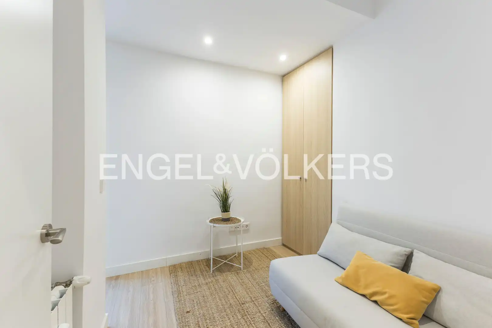 Dormitori de Apartament de lloguer en Madrid amb Aire condicionat, Calefacció i Moblat