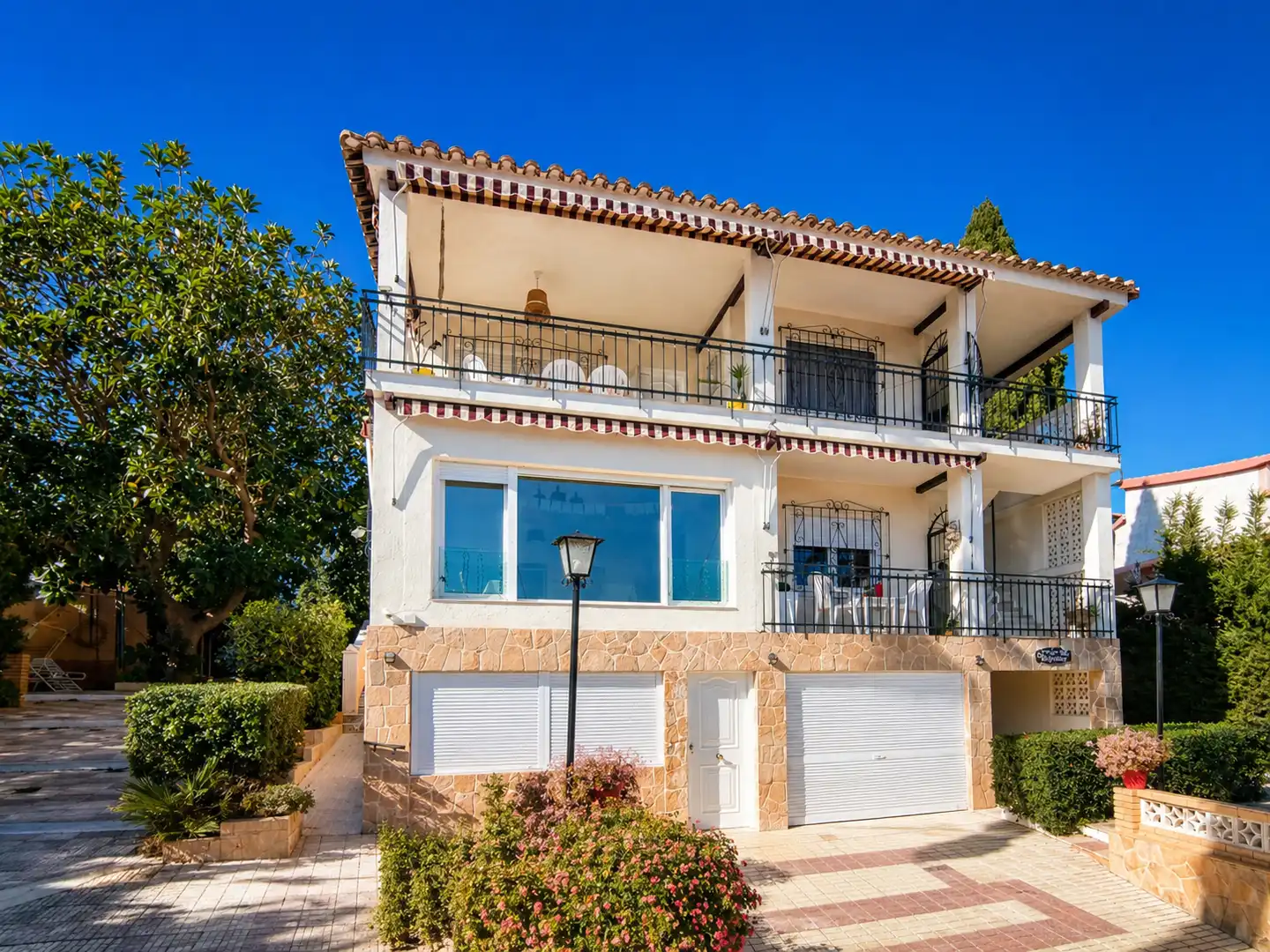 Vista exterior de Casa adosada de lloguer en El Campello amb Aire condicionat, Calefacció i Jardí privat