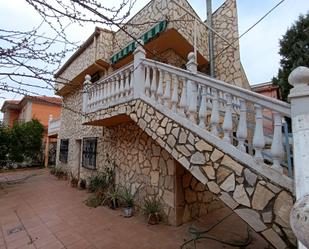 Vista exterior de Casa o xalet en venda en Linares amb Aire condicionat, Calefacció i Jardí privat