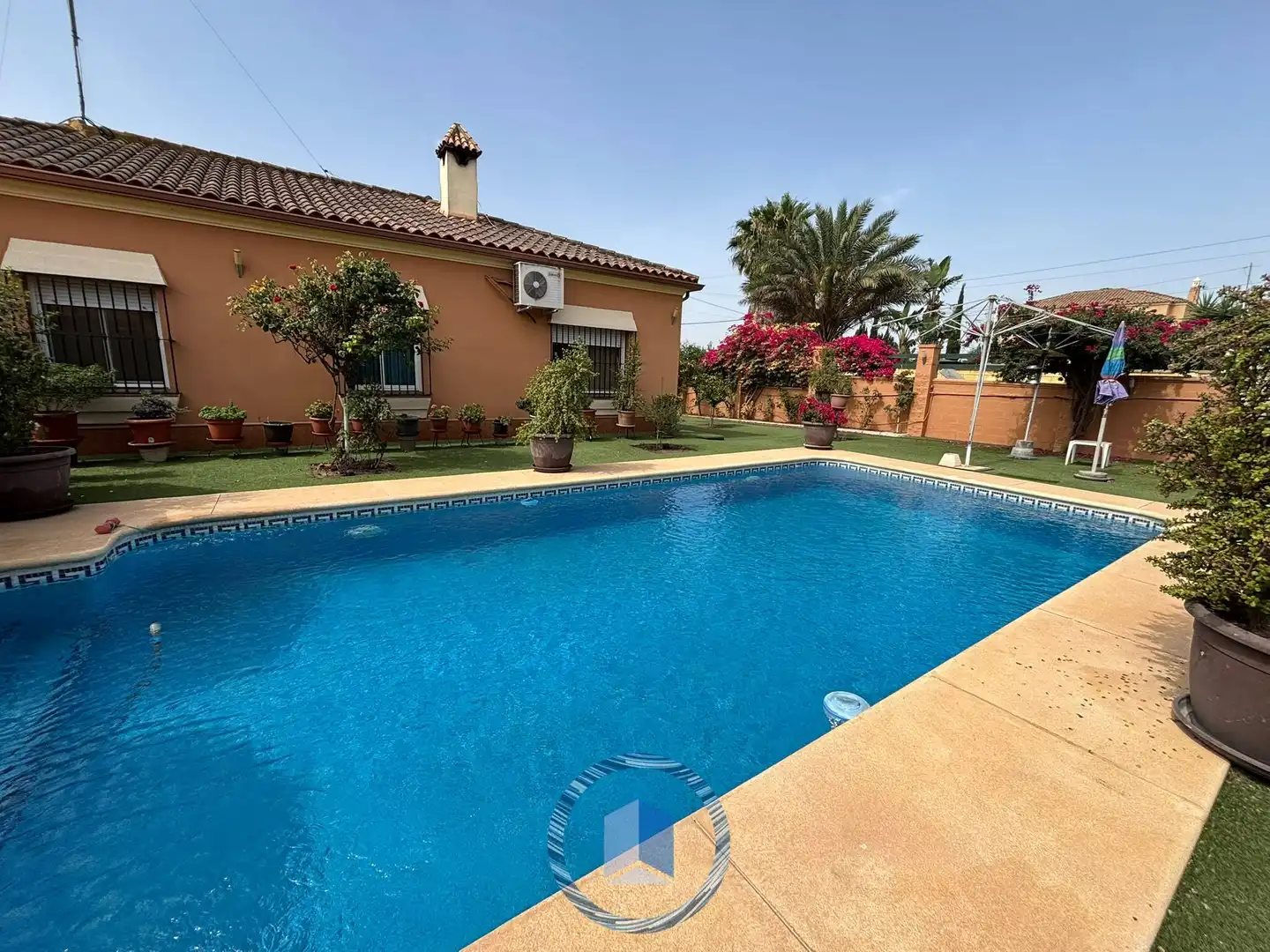 Xalet amb piscina en venda a Entrenúcleos