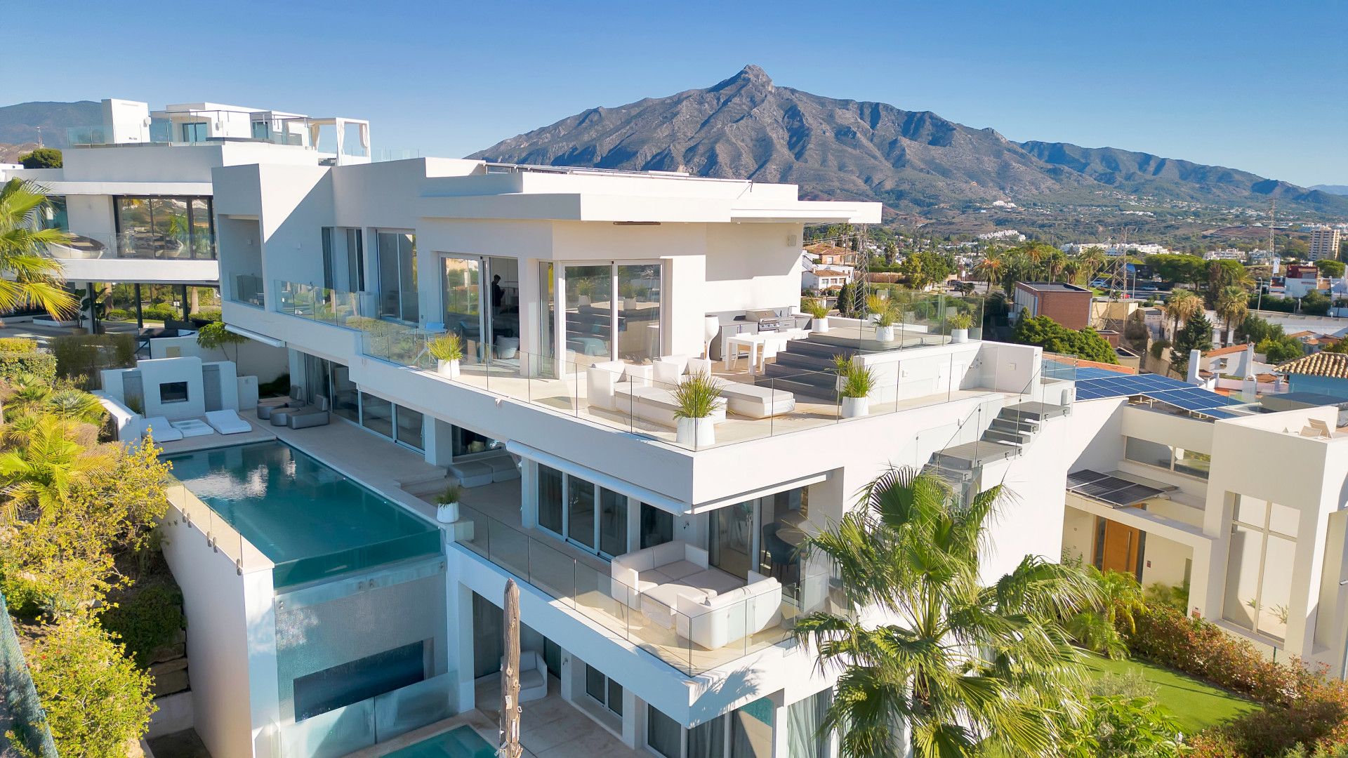 Vista exterior de Casa o xalet en venda en Marbella amb Aire condicionat, Jardí privat i Terrassa