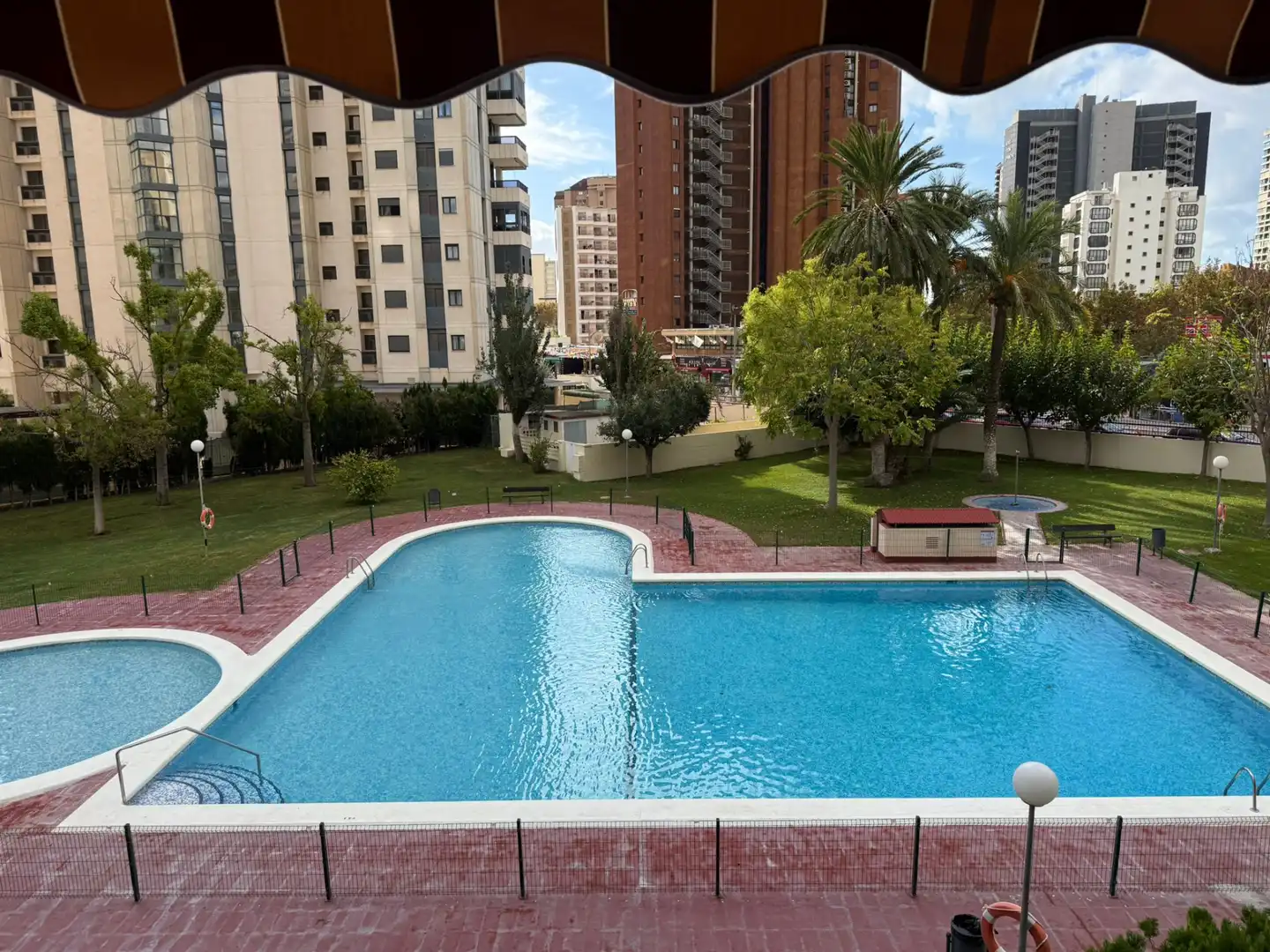Piscina de Apartamento en venta en Benidorm con Aire acondicionado, Jardín privado y Amueblado