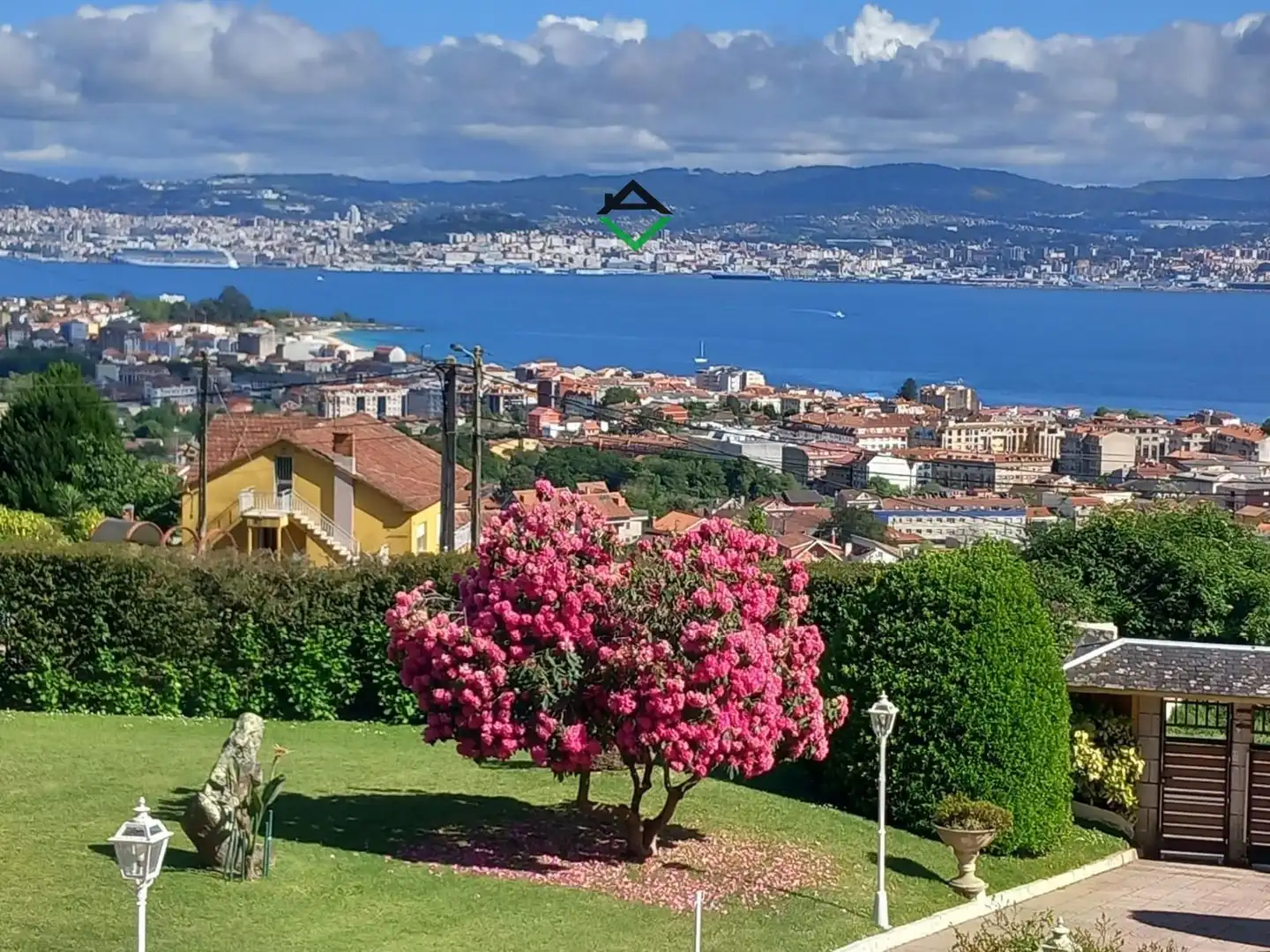 Vista exterior de Casa o xalet en venda en Cangas  amb Calefacció, Terrassa i Traster
