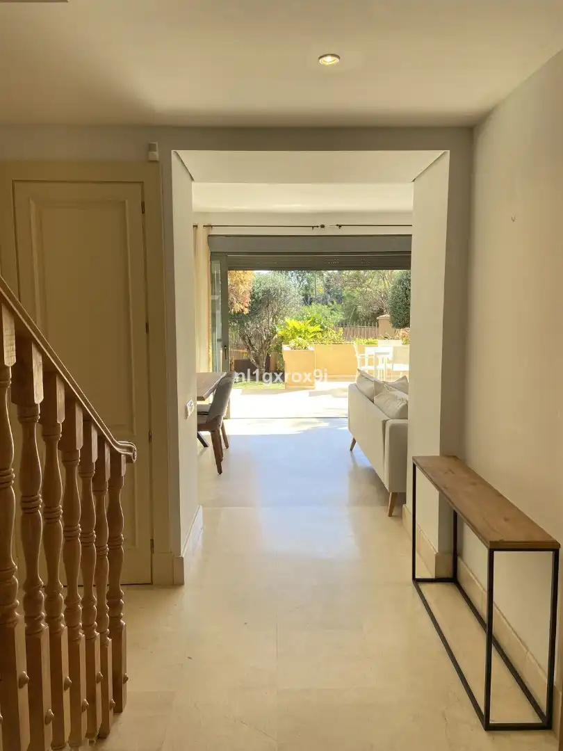 Vista exterior de Apartamento en venta en Marbella con Terraza, Amueblado y Piscina comunitaria
