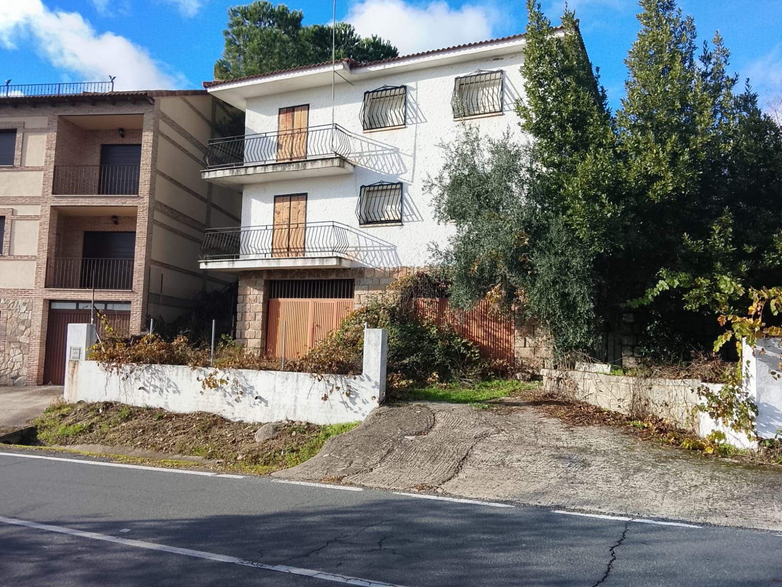 Vista exterior de Casa o xalet en venda en El Hoyo de Pinares  amb Jardí privat, Terrassa i Traster