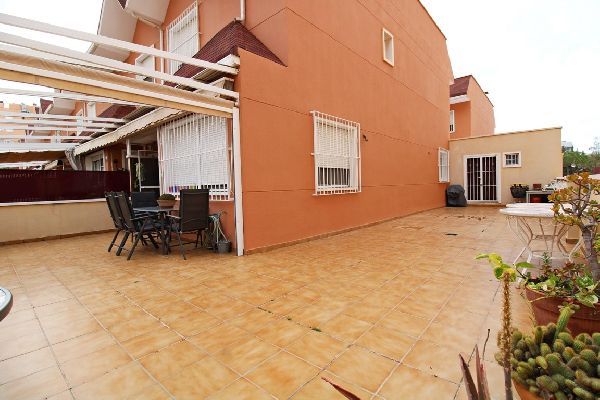 Vista exterior de Dúplex en venta en Elche / Elx con Aire acondicionado, Calefacción y Jardín privado