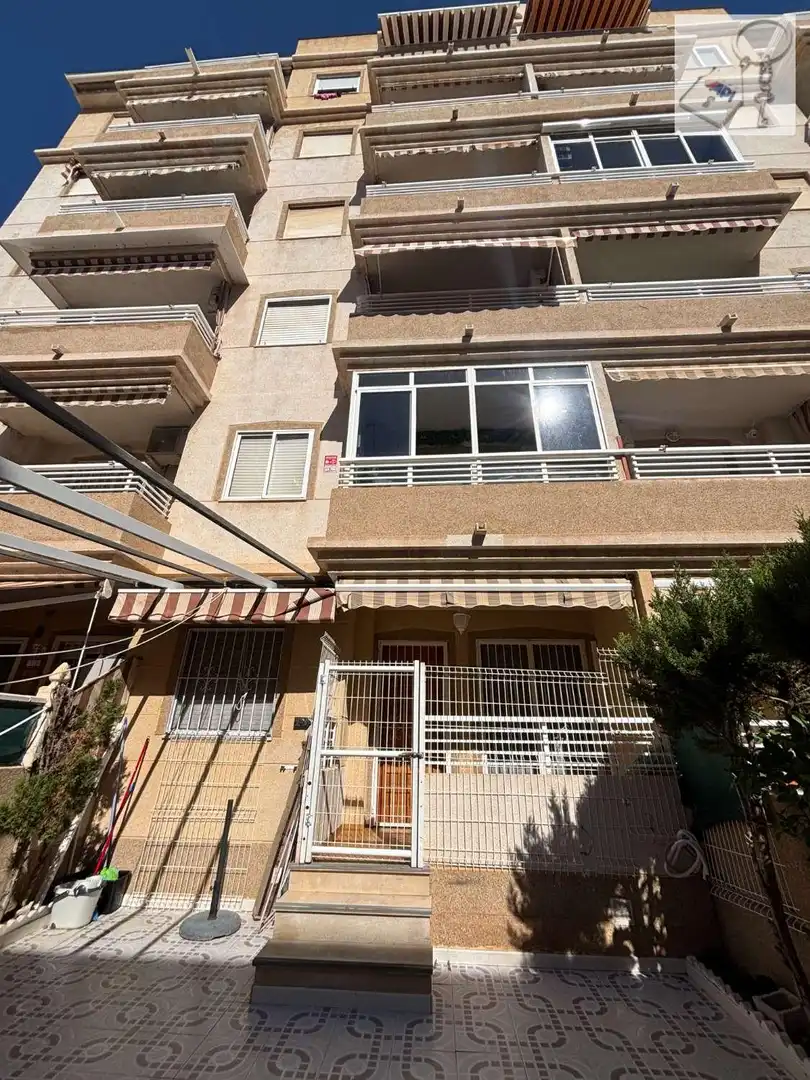 Außenansicht von Wohnungen zur Miete in Torrevieja mit Terrasse, Schwimmbad und Möbliert