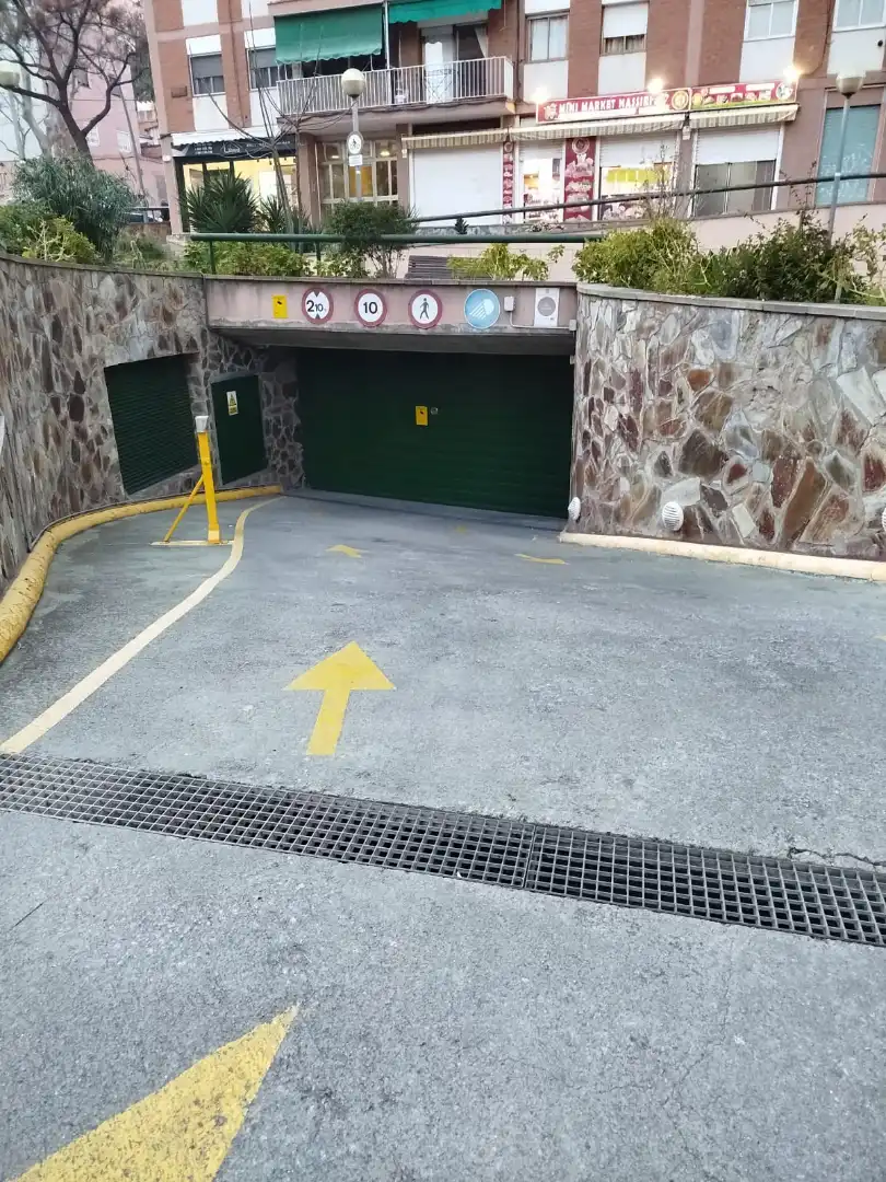 Parking de Garaje en venta en Badalona con Alarma