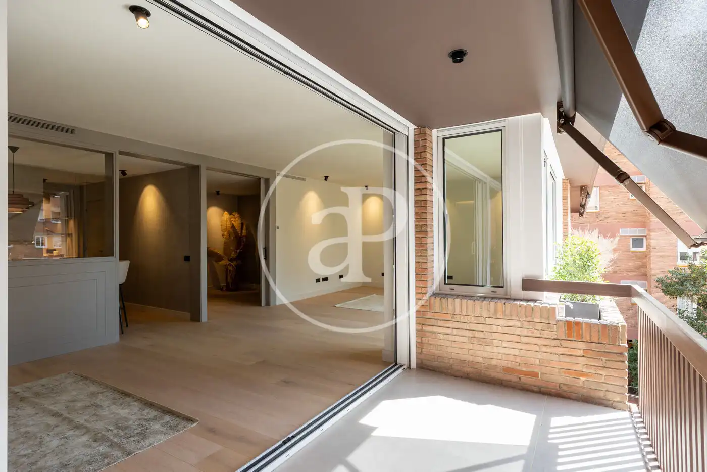 Wohnung zum Verkauf in Barcelona mit Klimaanlage, Heizung und Terrasse