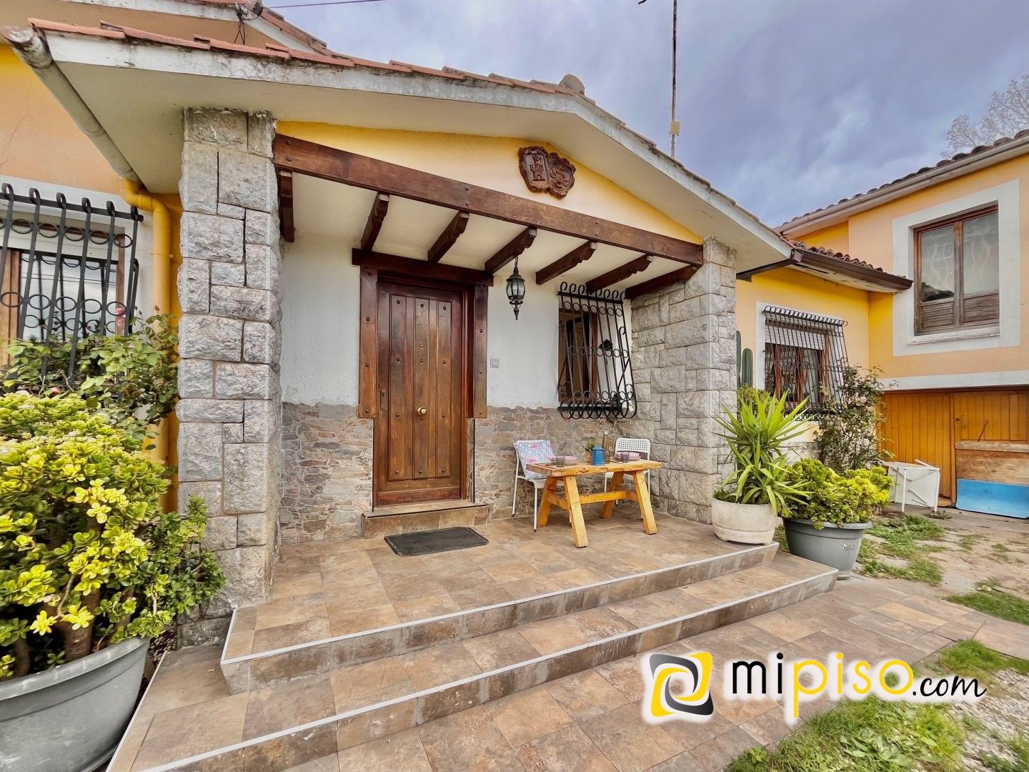 Exterior view of House or chalet for sale in Laredo