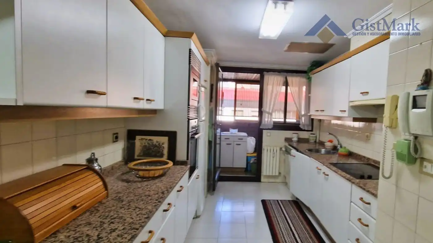 Cocina de Piso en venta en Vigo  con Calefacción, Parquet y Terraza