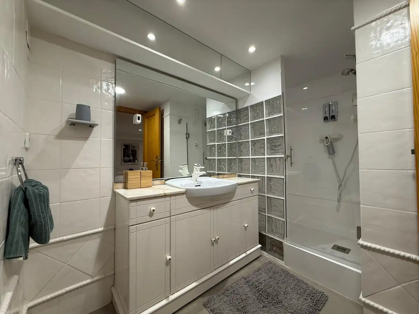 Baño de Piso en venta en Valencia con Aire acondicionado, Terraza y Amueblado
