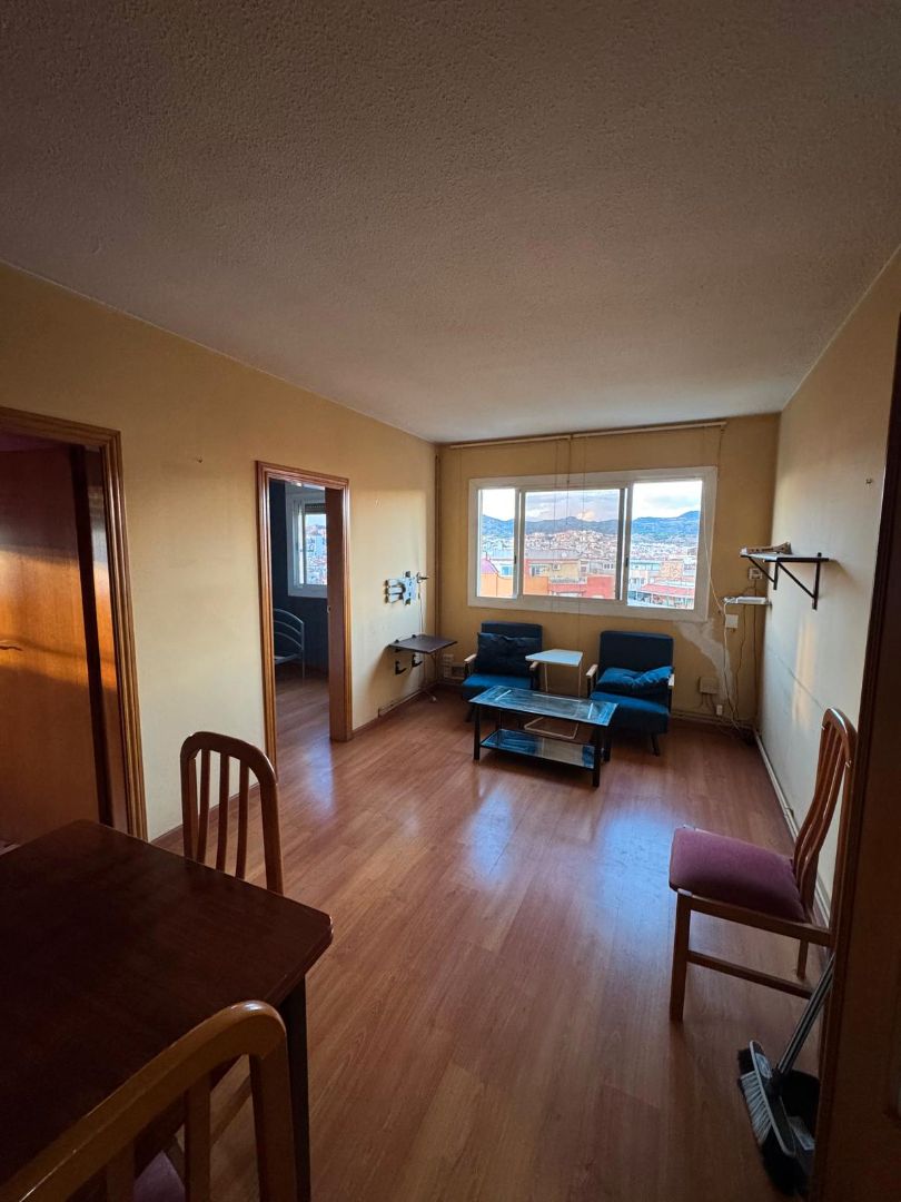 Dormitori de Pis en venda en Badalona amb Calefacció, Moblat i Alarma