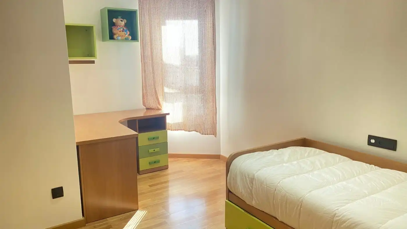 Schlafzimmer von Dachboden zum Verkauf in Silla mit Klimaanlage, Heizung und Parkett