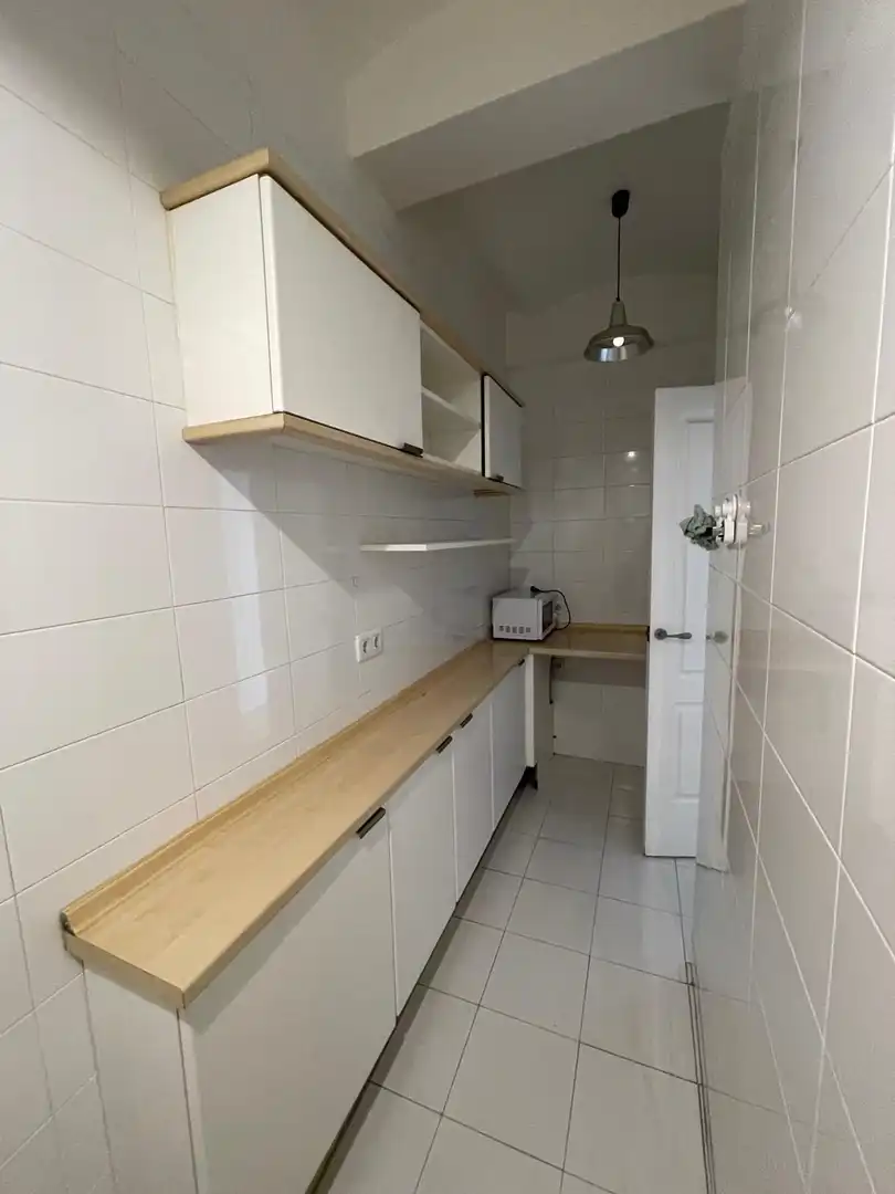 Cuina de Pis de lloguer en Girona amb Calefacció i Balcó