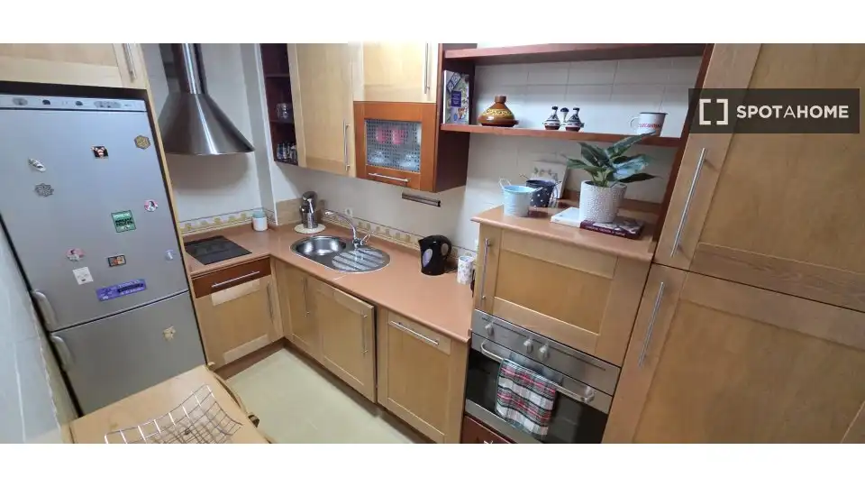 Cuina de Apartament per a compartir en Sevilla amb Aire condicionat, Terrassa i Moblat