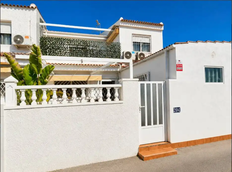 Vista exterior de Dúplex en venta en Torrevieja con Terraza, Piscina y Amueblado