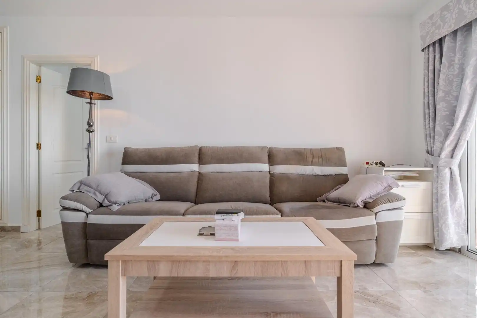 Sala de estar de Apartamento en venta en Adeje con Terraza, Amueblado y Piscina comunitaria